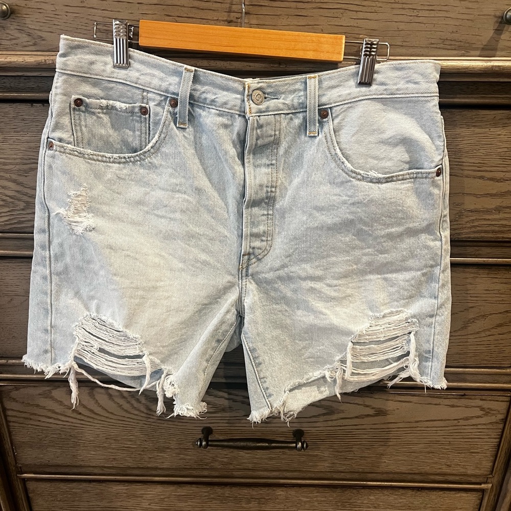 Levi’s 501 mid thigh short